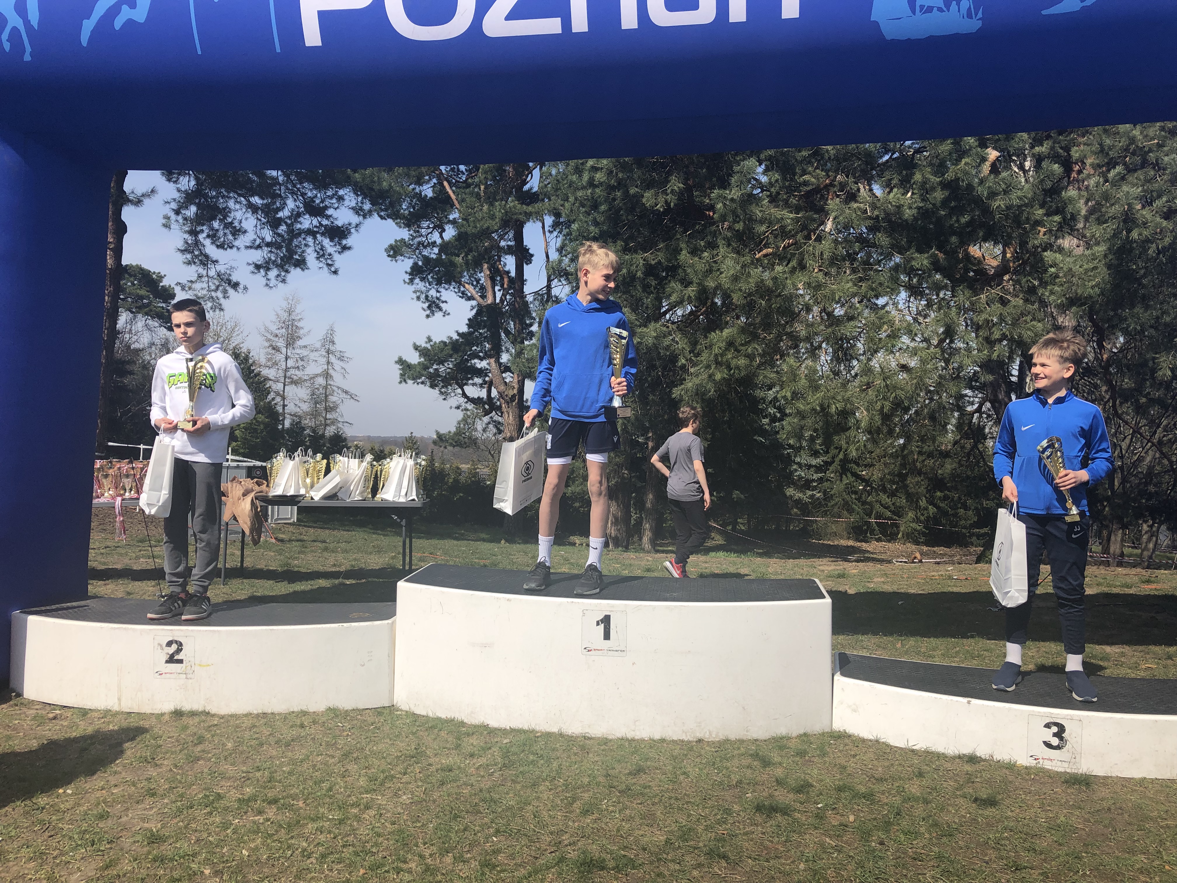 Jędrek Jaroszewski na trzecim miejscu na podium podczas Drużynowych Biegów Przełajowych w Poznaniu na Malcie